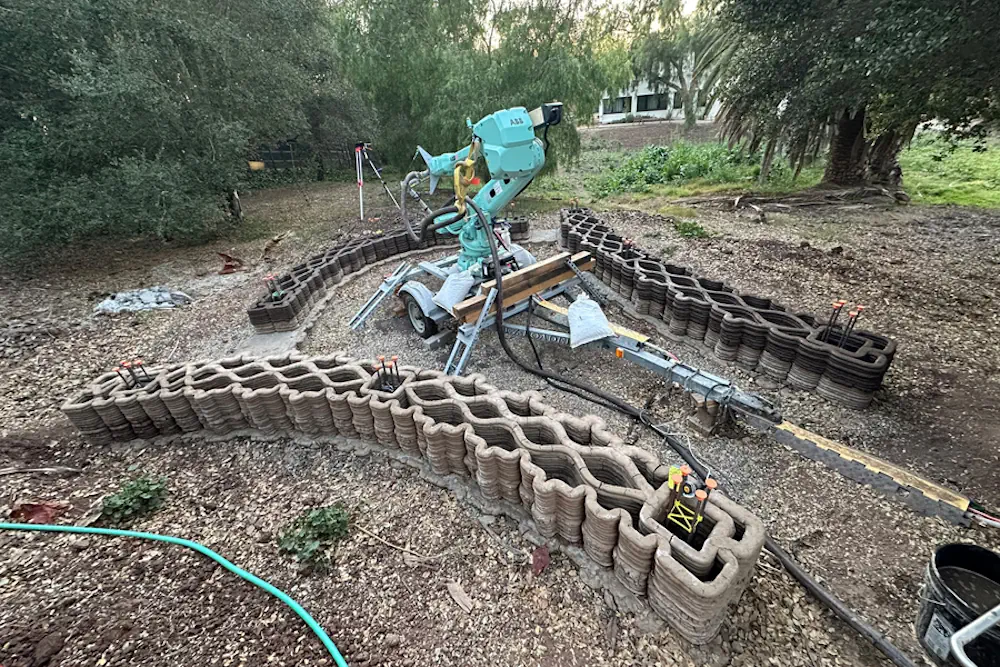 Imprimante 3D qui exploite les ressources locales en transformant la terre en coffrage temporaire pour le béton